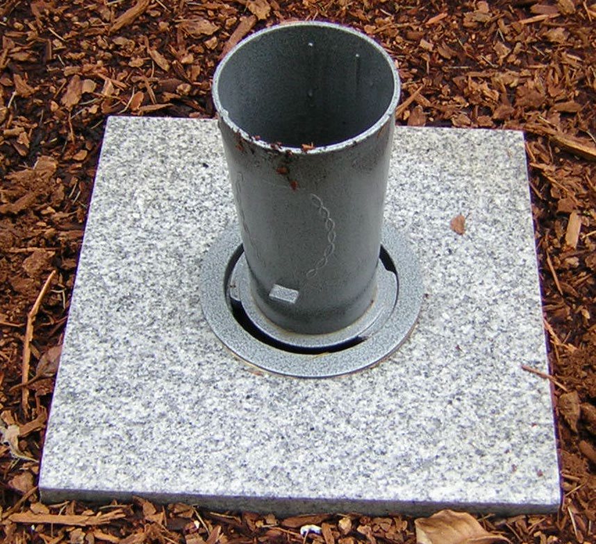 Gray zinc vase set in a light gray granite block